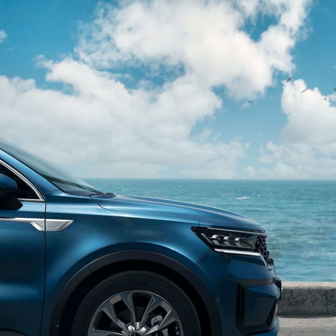 the kia sorento parked beside the beach