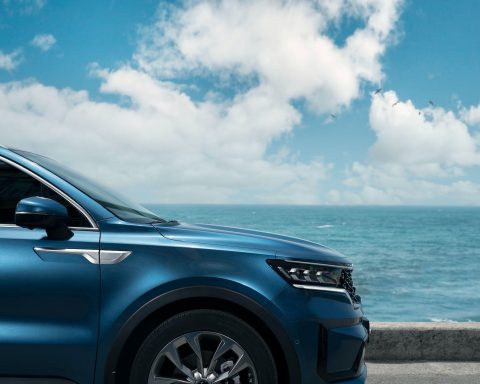 the kia sorento parked beside the beach