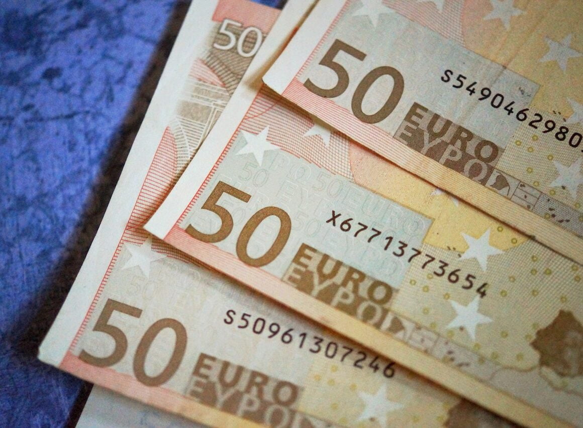 De korting op de inkomstenbelasting en premie volksverzekeringen wordt de algemene heffingskorting (AHK) genoemd