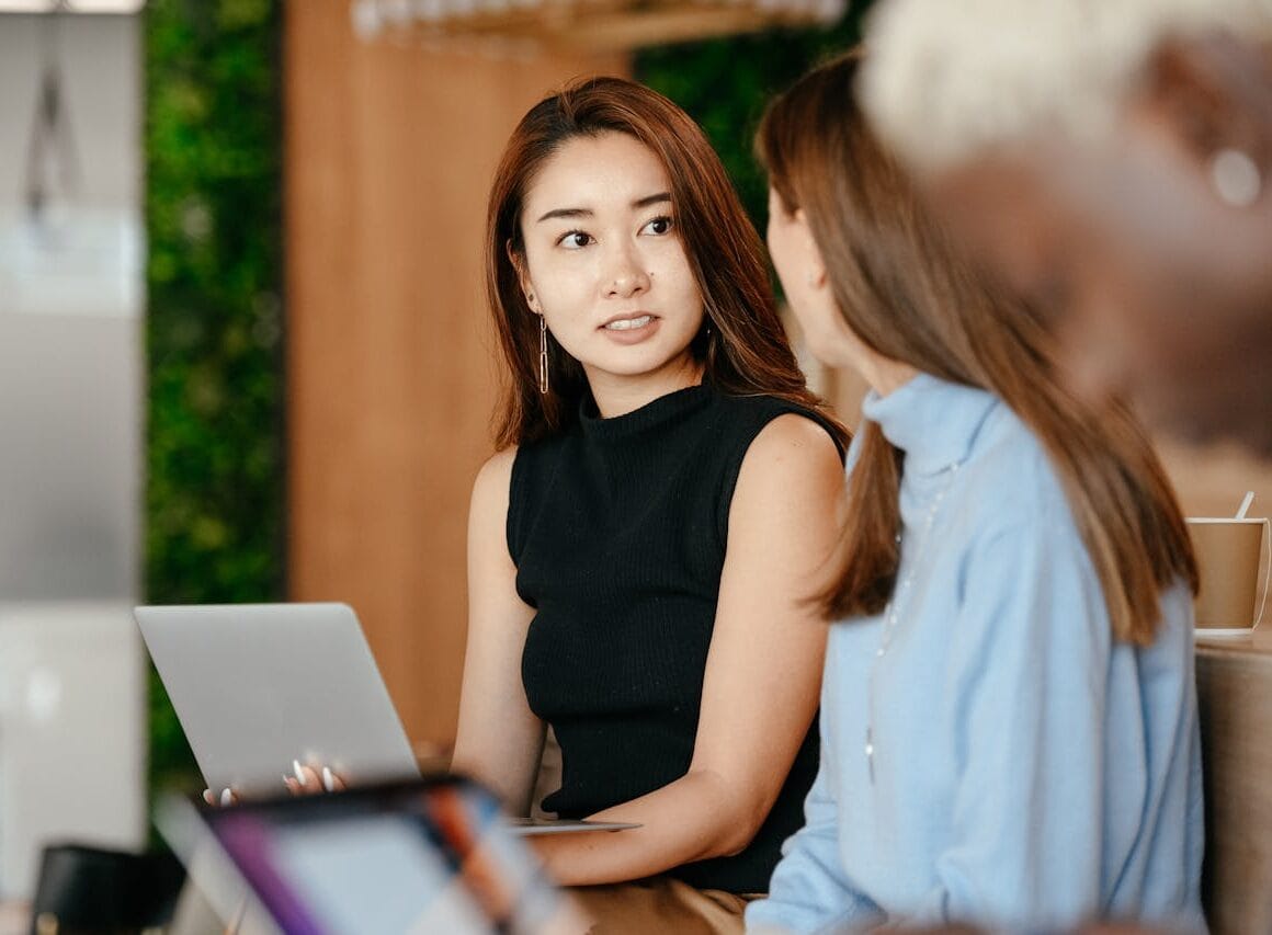 Hoe omgaan met collega die je niet mag