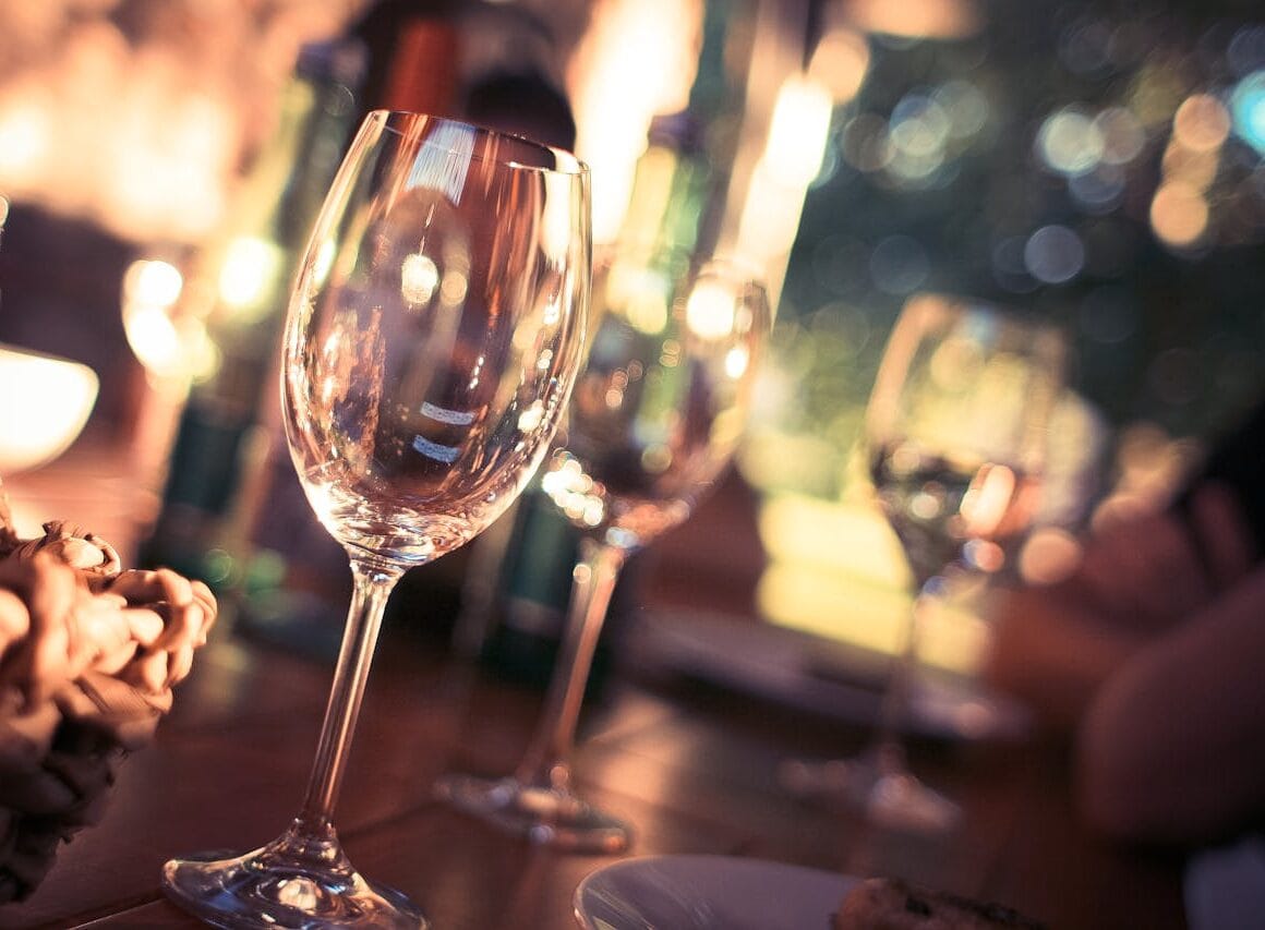 Maak goede sier met gegraveerde wijnglazen