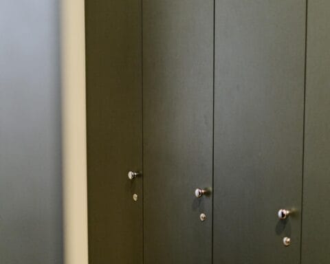 Tips om je apparaten en spullen veilig op te bergen op kantoor