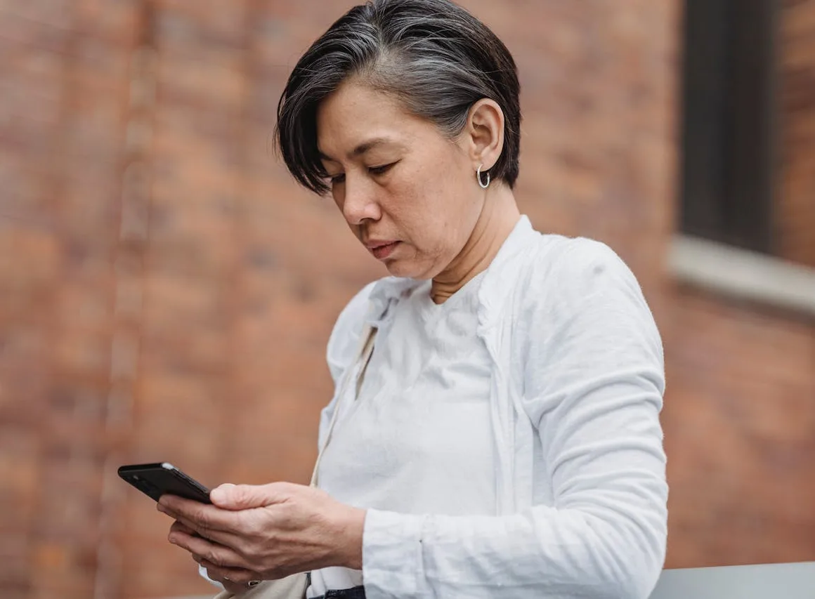 Wie krijg je aan de lijn als telefoonnummer +31 70 207 94 87 belt