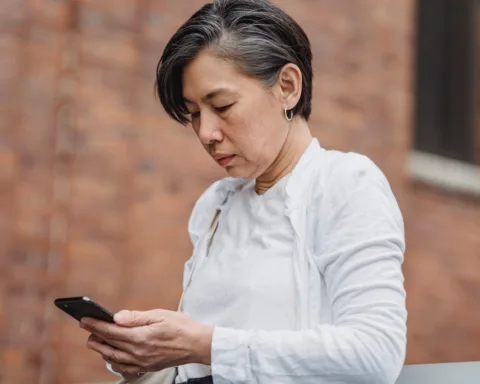 Wie krijg je aan de lijn als telefoonnummer +31 70 207 94 87 belt