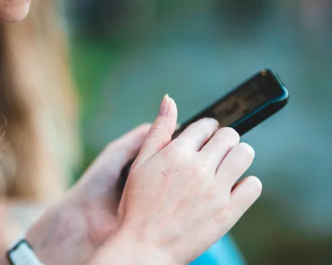 Van wie is het nummer +31 10 318 04 90 [Review]