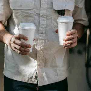 Hoe herbruikbare en kartonnen bekers bijdragen aan een groen bedrijfsimago