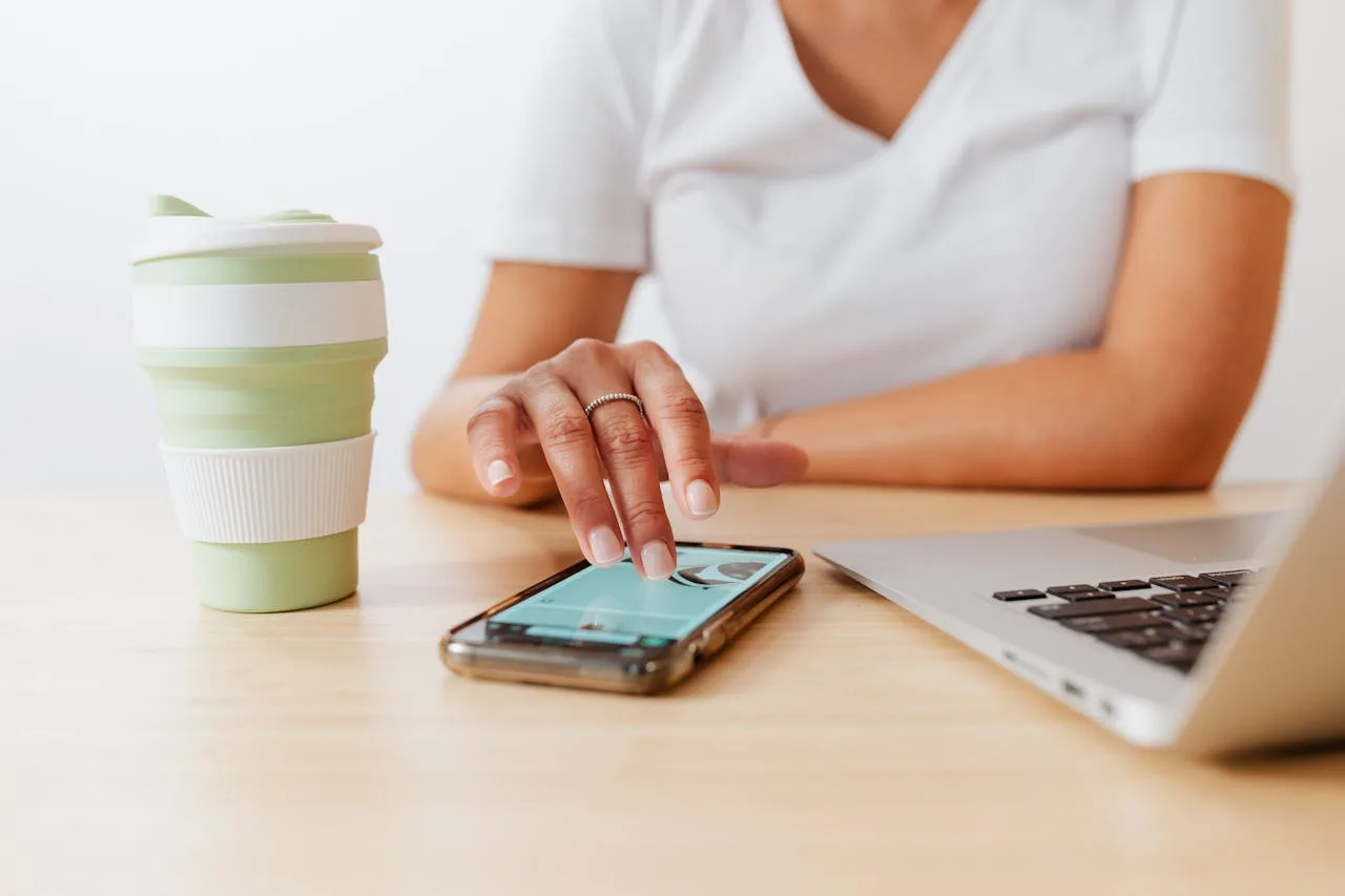 Van wie is het telefoonnummer +31 20 213 44 84