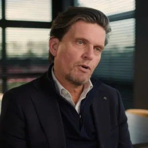 Almere City Directeur John Bes - Wat is zijn vermogen