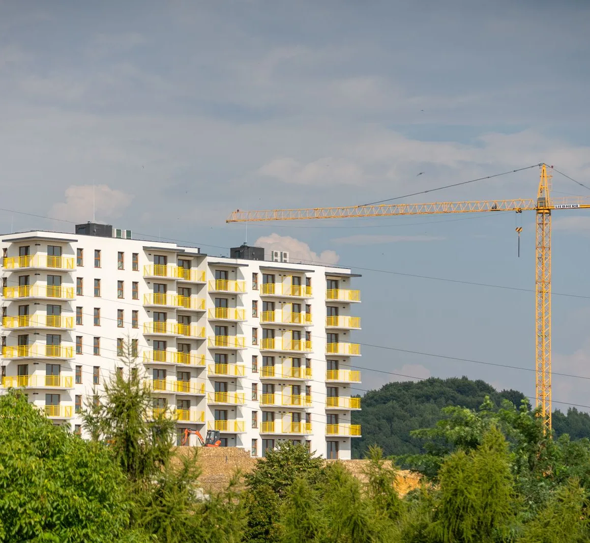 Bouwkraan bij nieuwbouwwoningen, het werkterrein van Friso Bouwgroep