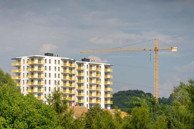 Bouwkraan bij nieuwbouwwoningen, het werkterrein van Friso Bouwgroep
