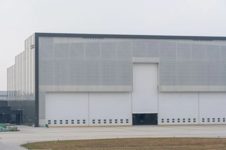 Moderne bedrijfshal, het soort gebouw waarin Heembouw is gespecialiseerd