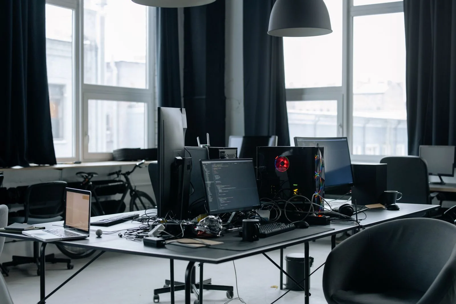 Werkplek met computerschermen vol code, symbool voor techbedrijf i3D.net